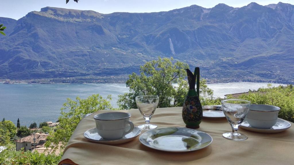 トレモージネ・スル・ガルダにあるCasa Giulianaの山の景色を望むテーブル(皿、グラス付)