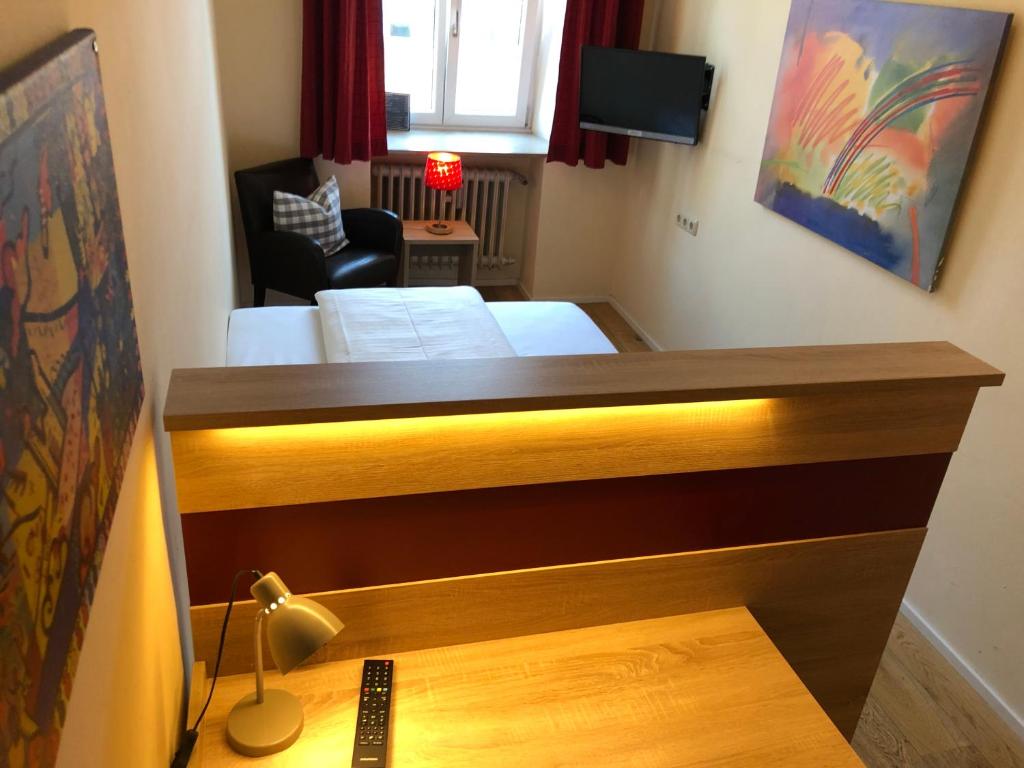 Postel nebo postele na pokoji v ubytování Hotel-Gasthof Flötzinger Bräu