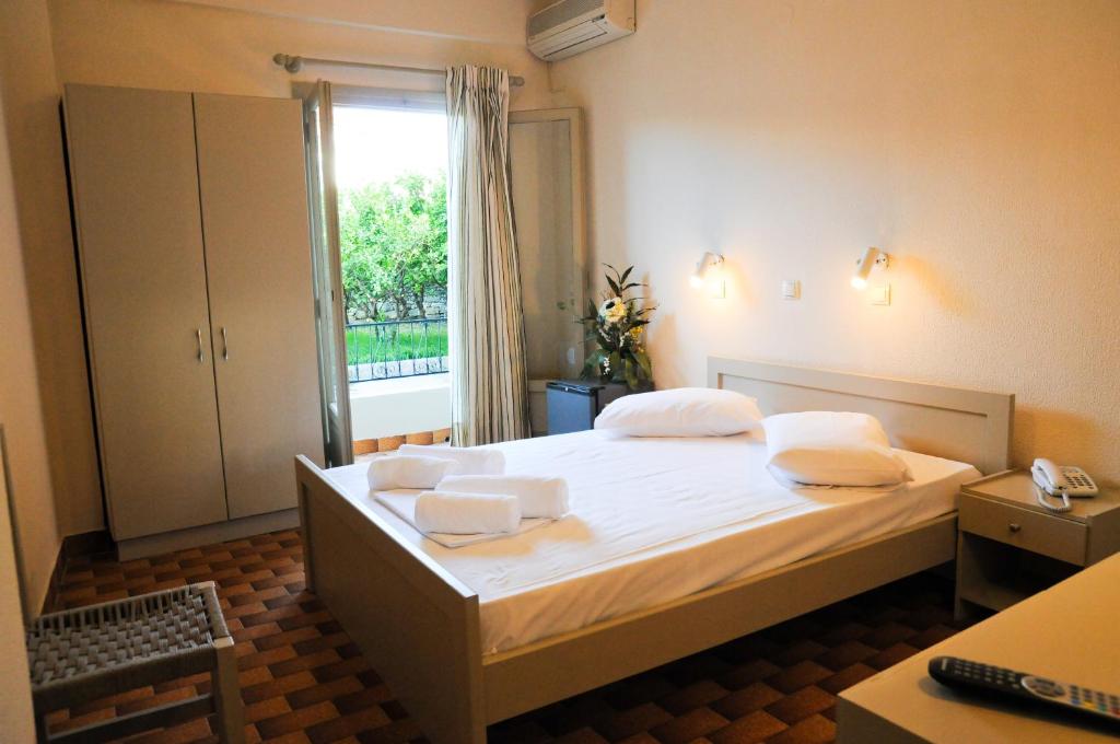 アルゴストリオンにあるArgostoli Hotelのベッドルーム1室(ベッド1台、タオル2枚付)