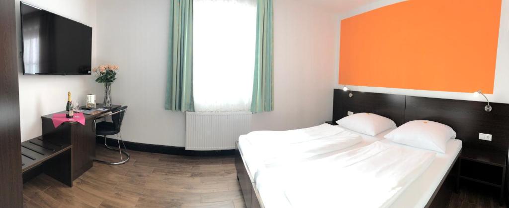 Postel nebo postele na pokoji v ubytování Hotel König