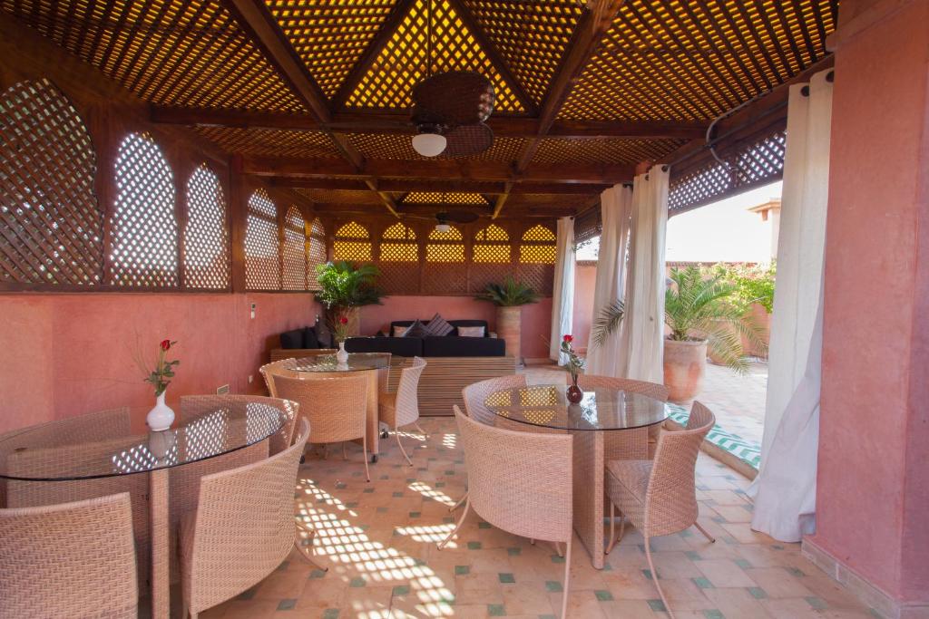 Posezení v ubytování Riad Le Perroquet Bleu Suites & Spa