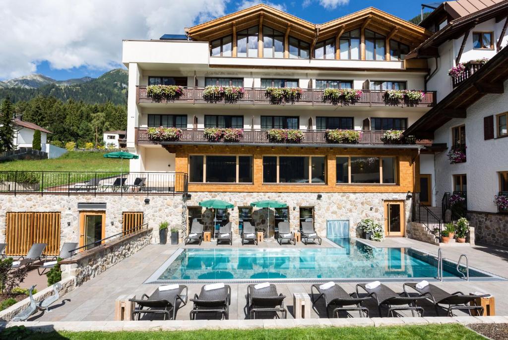 ein Bild eines Hotels mit Pool in der Unterkunft Hotel Gridlon in Pettneu am Arlberg