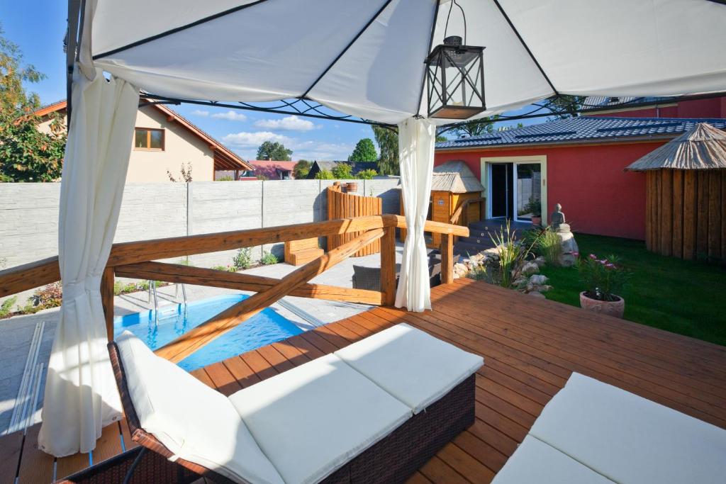 Patio nebo venkovní prostory v ubytování Pytloun Wellness Travel Hotel
