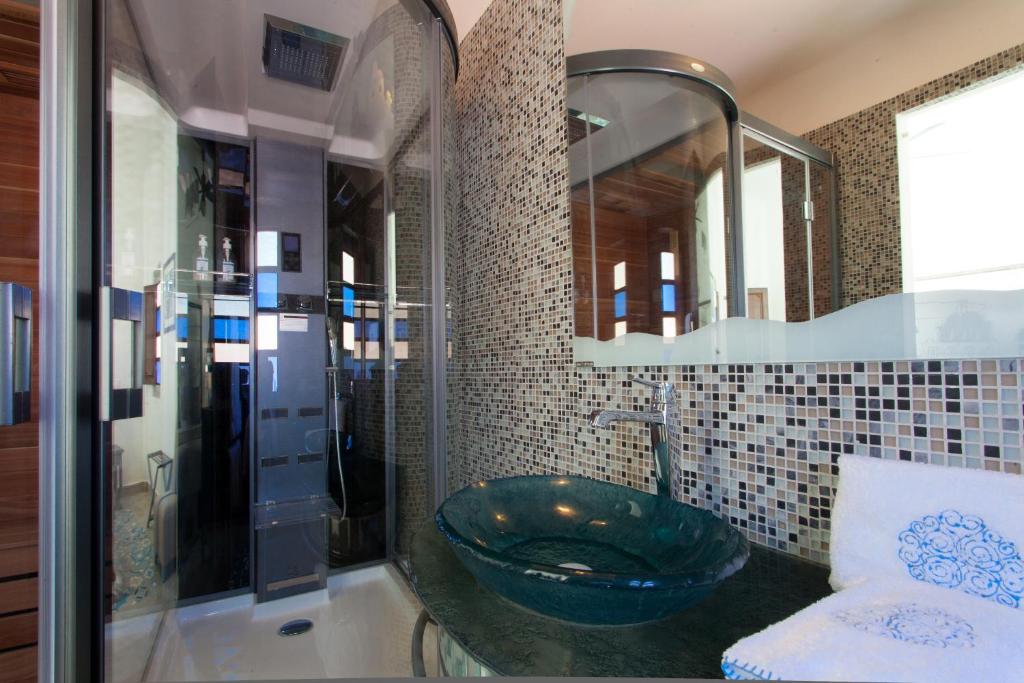 Koupelna v ubytování Riad Le Perroquet Bleu Suites & Spa