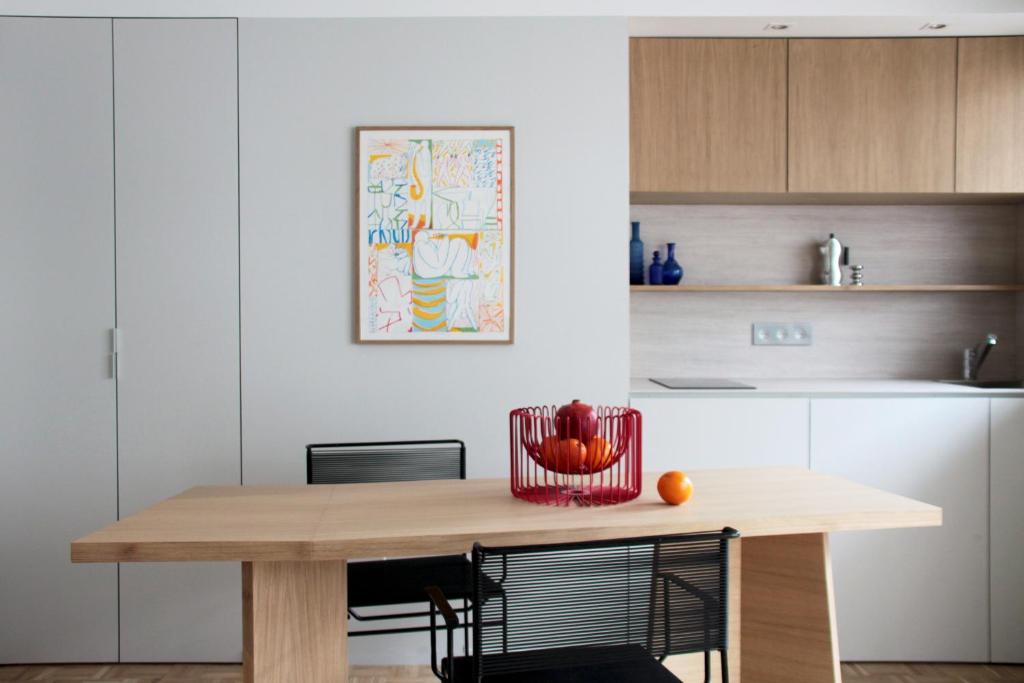 - une cuisine avec une table en bois et un bol de fruits dans l'établissement Joie Paris TOUR EIFFEL, à Paris