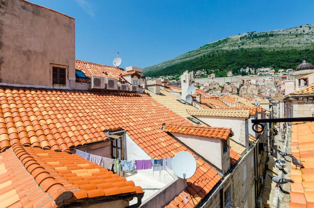 uitzicht op de daken van een stad met oranje daken bij Old Town Baroque Palace Accommodation in Dubrovnik