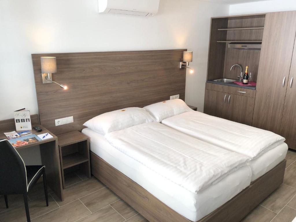 Postel nebo postele na pokoji v ubytování Hotel König