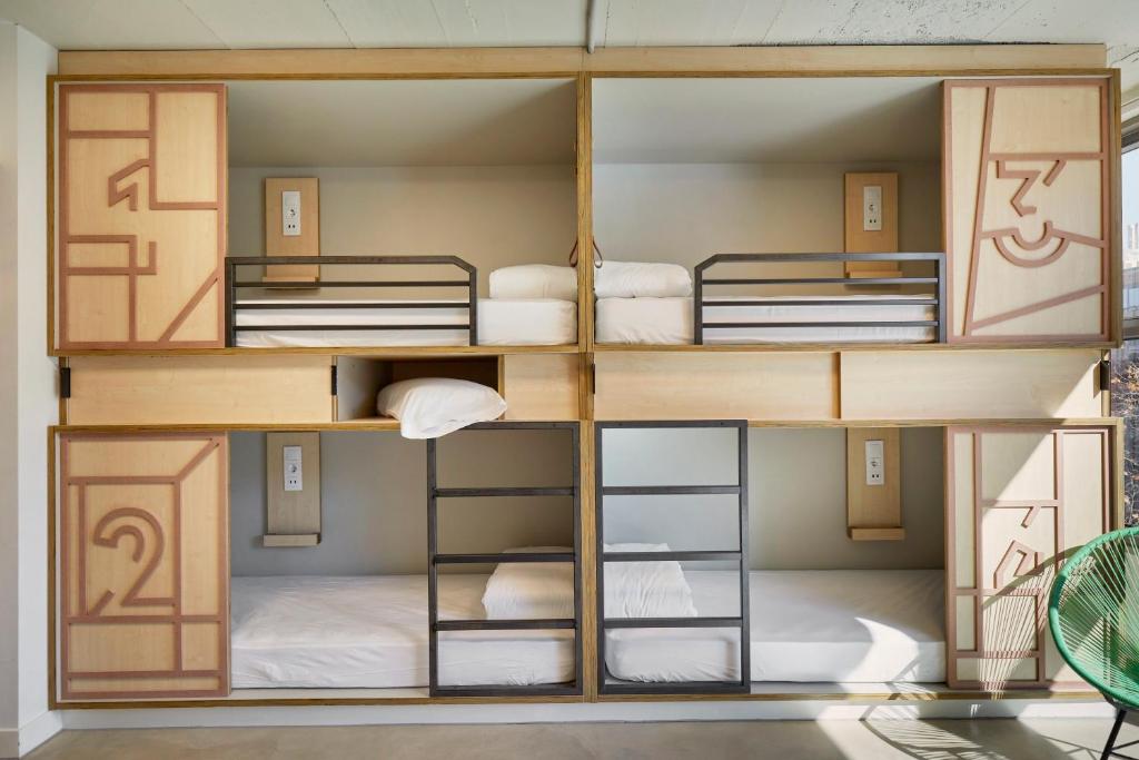 Palanda nebo palandy na pokoji v ubytování Unite Hostel Barcelona