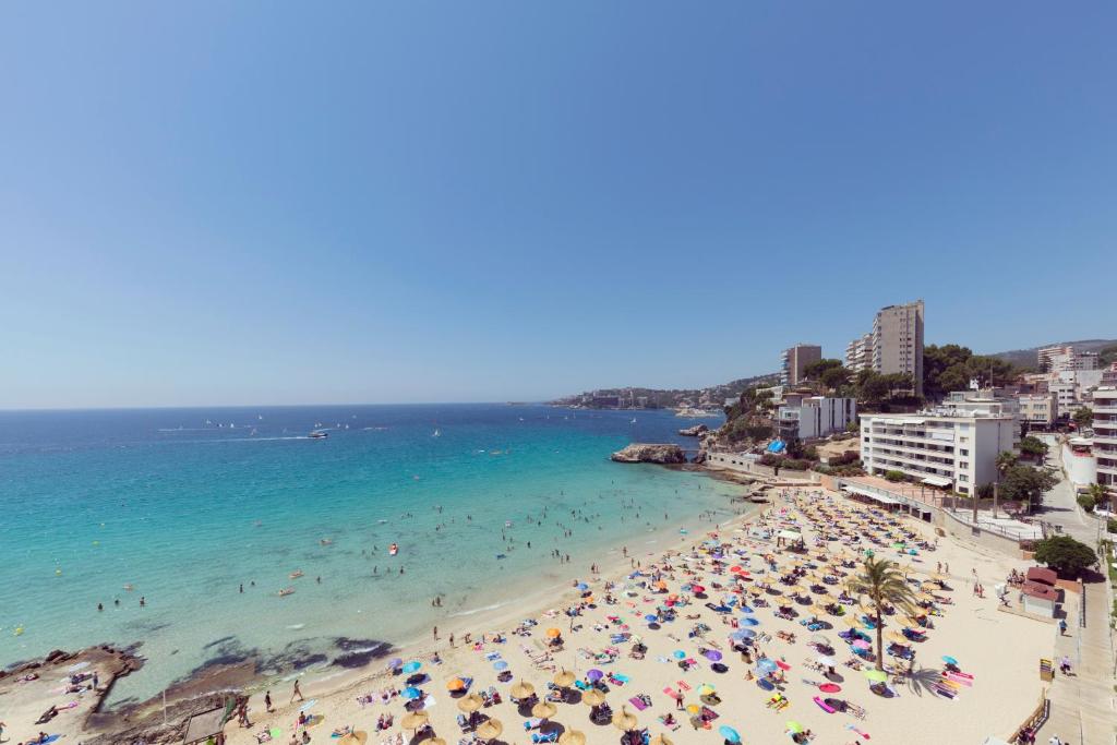 um grupo de pessoas em uma praia com o oceano em Be Live Adults Only La Cala Boutique Hotel em Palma de Maiorca