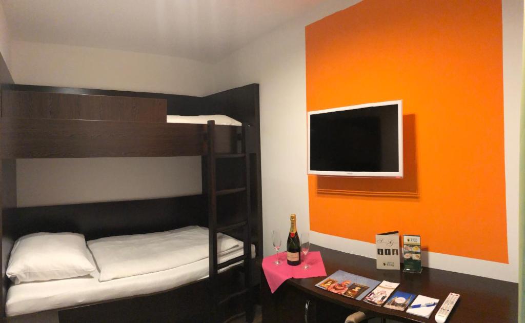 Postel nebo postele na pokoji v ubytování Hotel König