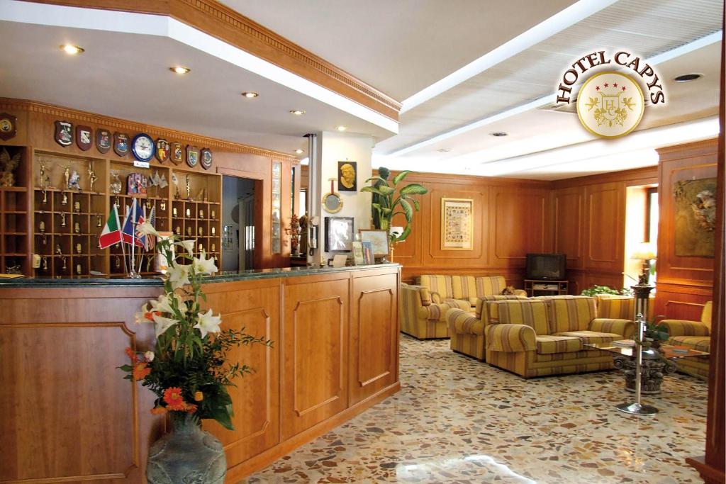 a lobby with a bar with a waiting room at Hotel Capys in Capua