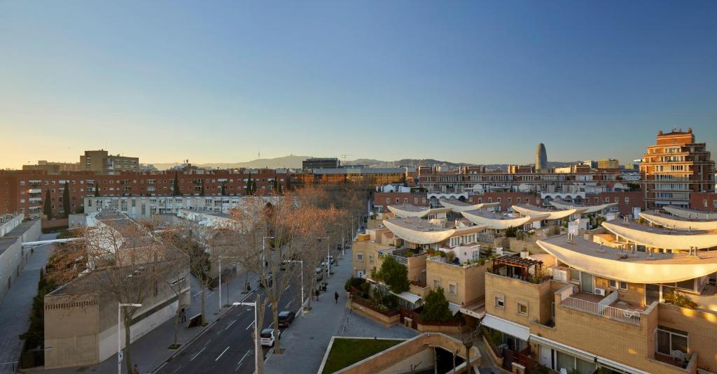 Nespecifikovaný výhled na destinaci Barcelona nebo výhled na město při pohledu z hostelu