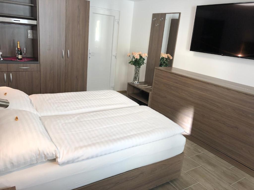 Postel nebo postele na pokoji v ubytování Hotel König
