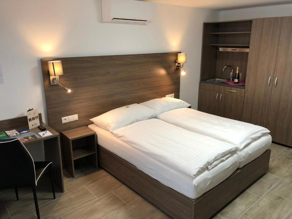 Postel nebo postele na pokoji v ubytování Hotel König