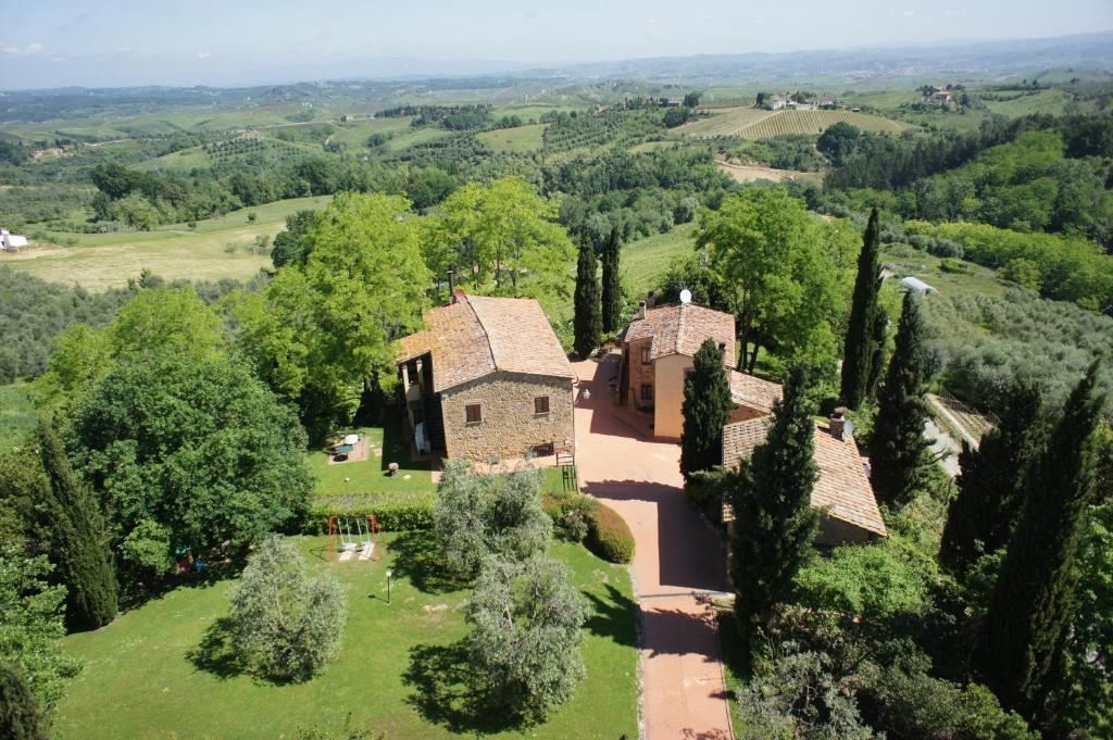 une vue aérienne sur une maison dans un champ dans l'établissement La Valle Appartamenti Per Vacanze, à Montaione