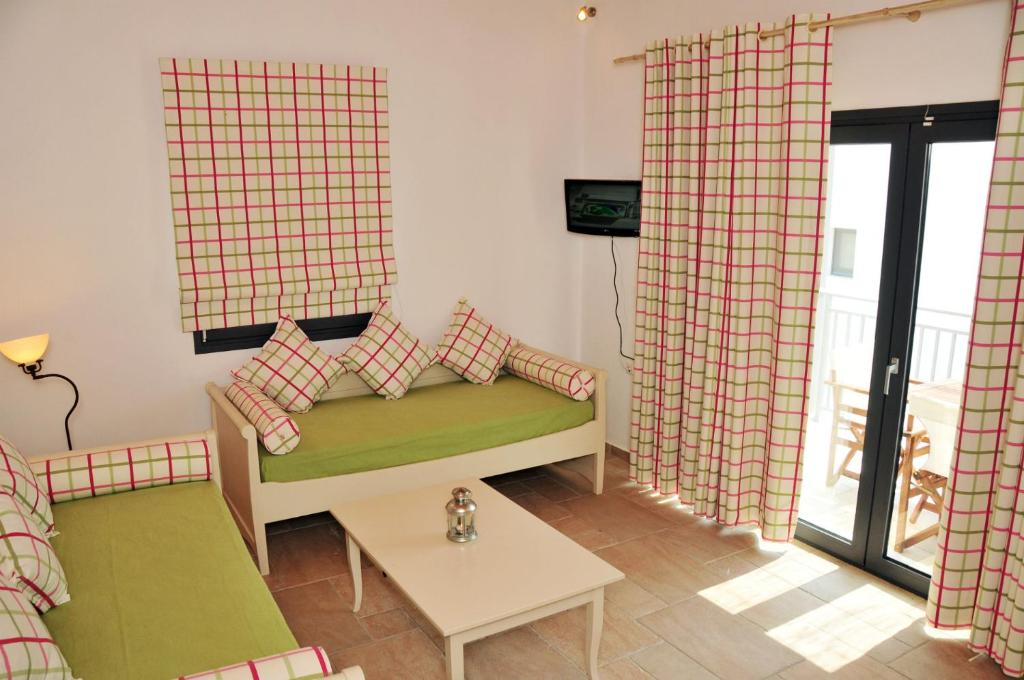 salon z kanapą i stołem w obiekcie Kleopatra Villas - Seaside Suites w mieście Kolios
