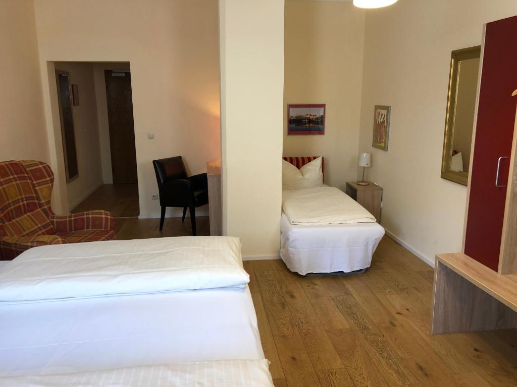 Postel nebo postele na pokoji v ubytování Hotel-Gasthof Flötzinger Bräu