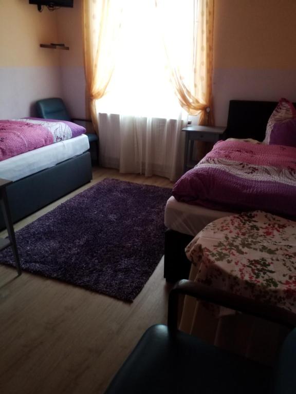 Mama Leone في Weihenstephan: غرفة نوم بها سريرين ونافذة