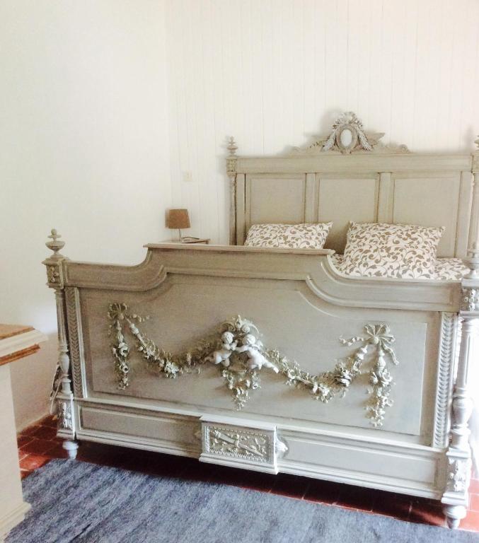 - un lit blanc dans une chambre blanche dans l'établissement Fontaine-de-Vaucluse : maison avec vues, à Fontaine-de-Vaucluse