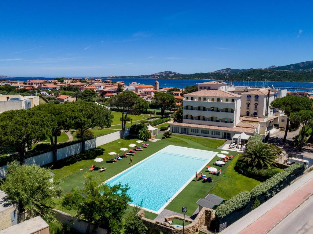 uma vista aérea de um resort com uma piscina em AHR Baja Hotel & Spa Cannigione em Cannigione