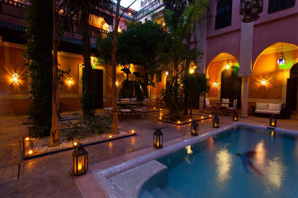Bazén v ubytování Riad Le Perroquet Bleu Suites & Spa nebo v jeho okolí