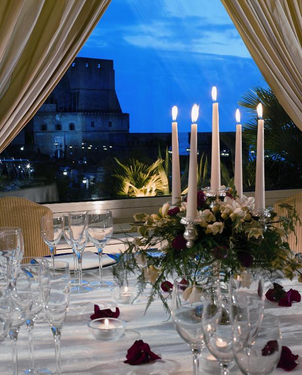 Foto dalla galleria di Grand Hotel Vesuvio a Napoli