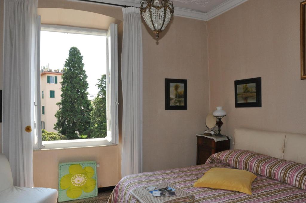 een slaapkamer met een bed en een raam bij Il Ciottolo in Genua