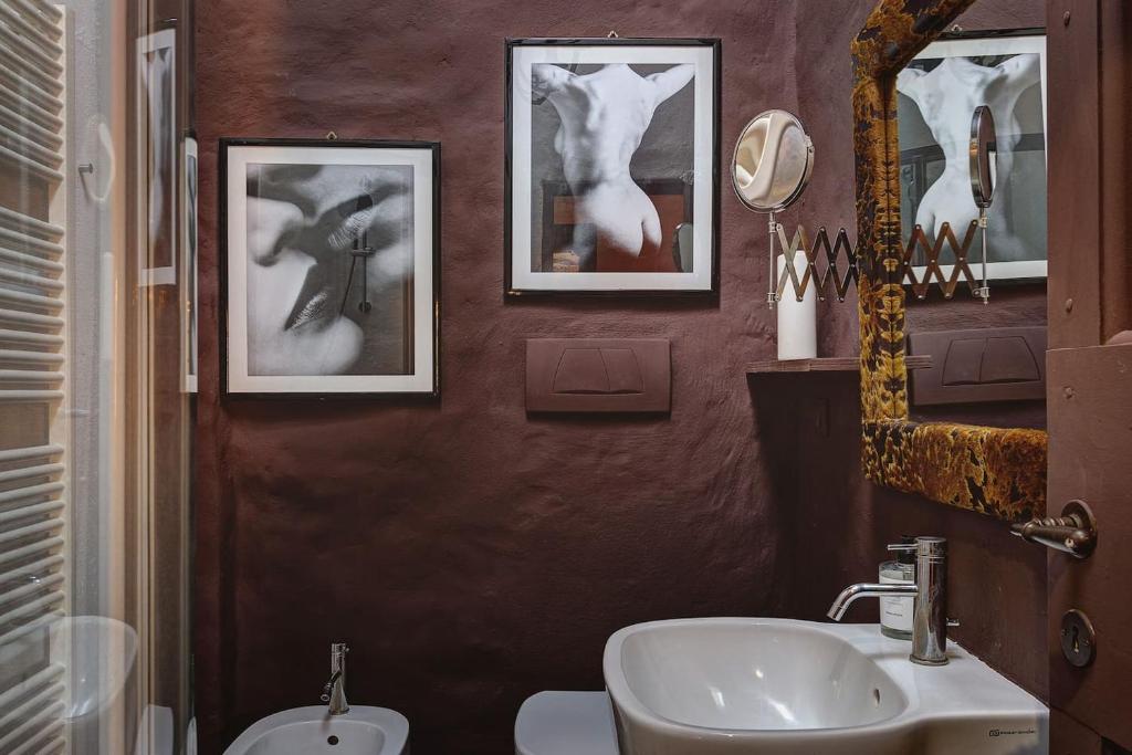 łazienka z umywalką i 2 obrazami na ścianie w obiekcie My Chocolate Spa w mieście Capolona