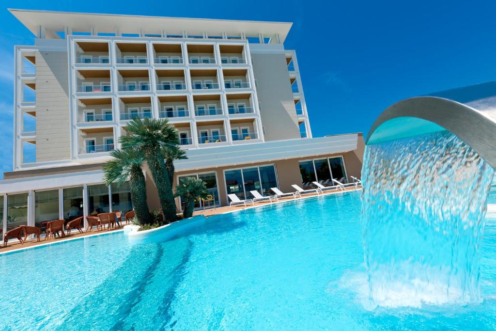 Bazén v ubytování Hotel Ambasciatori nebo v jeho okolí