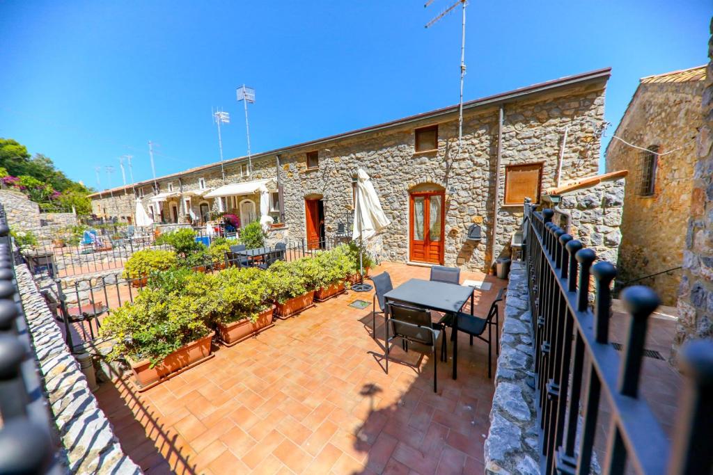 a balcony with a table and chairs and a building at Son de Mar 1 in Cefalù
