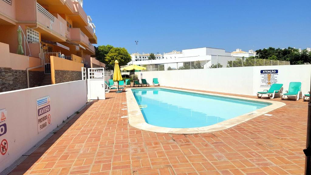 uma piscina na lateral de um prédio em Sunshine Apartment em Tavira
