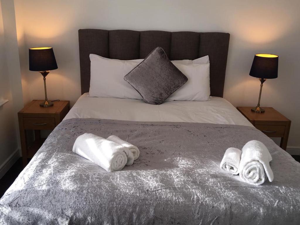 Postel nebo postele na pokoji v ubytování Blue Sky Apartments@The Centrium, Woking
