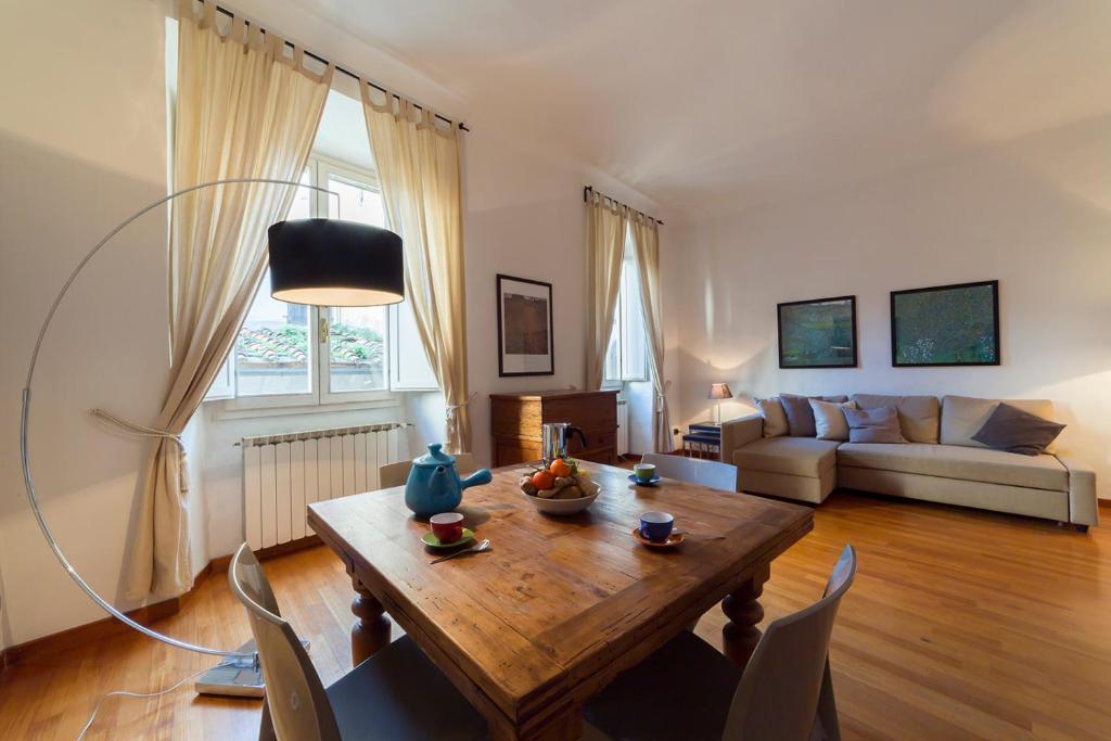 a living room with a table and a couch at Borgo Pinti Frescos 6 sleeps in Florence