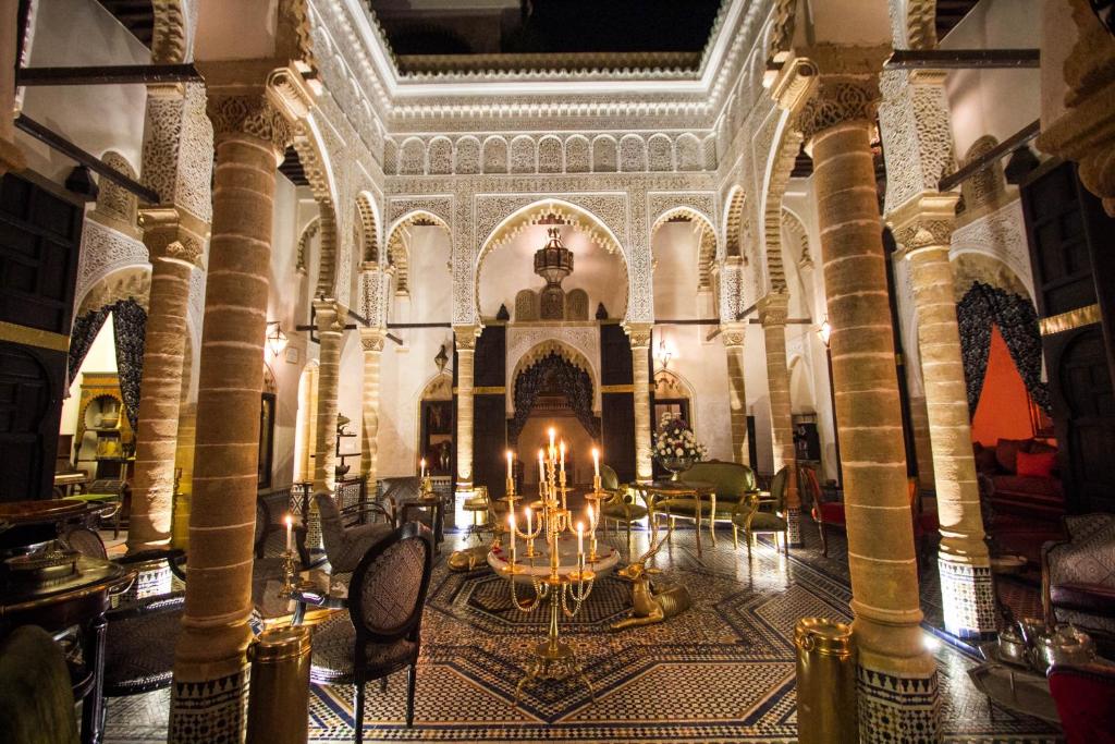 um quarto amplo com um lustre num edifício em Riad Thamayna em Salé