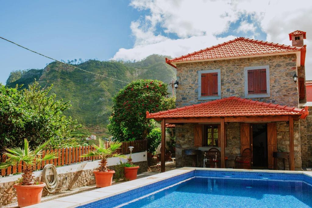 Villa con piscina frente a una casa en Villa Matta, en Santana