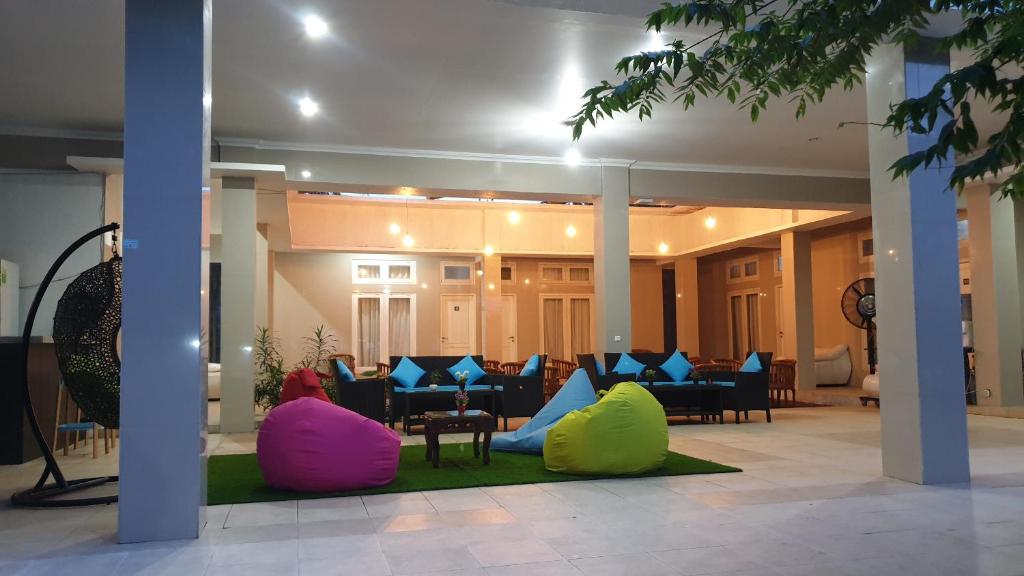 - un hall avec des tables et des chaises colorées dans l'établissement Royal Mermaid, à Kepulauan Seribu