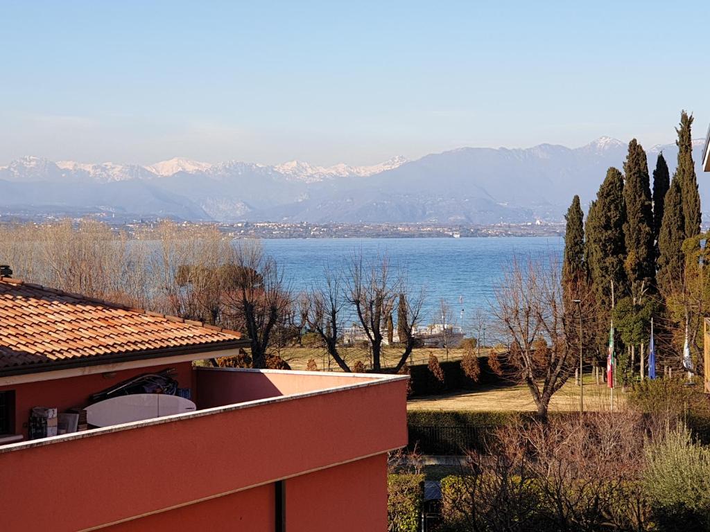 widok na ocean z domu w obiekcie Sun Lake Apartments w mieście Desenzano del Garda