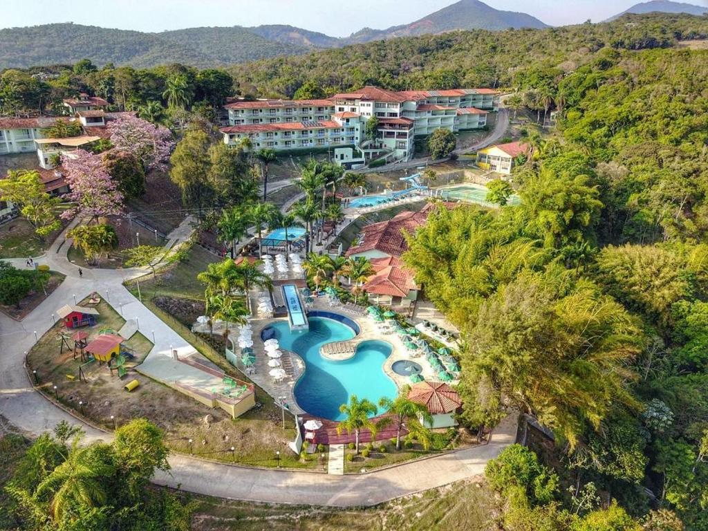 uma vista aérea de uma piscina num resort em Tauá Hotel & Convention Caeté em Caeté