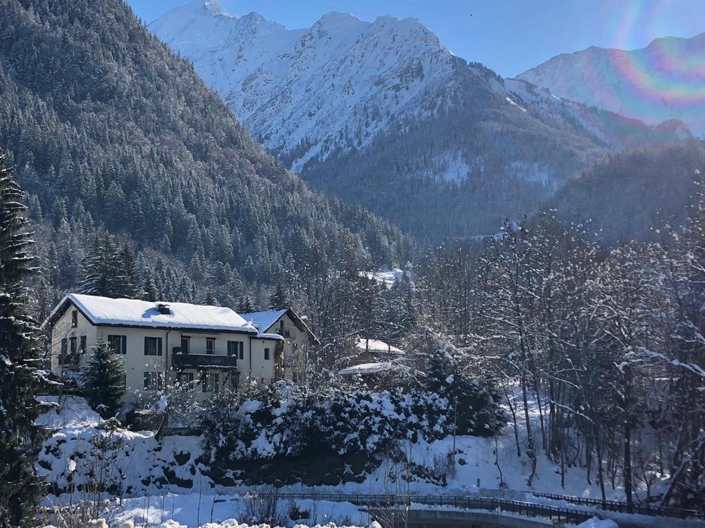 uma casa nas montanhas com neve em Skiers lodge St Gervais em Bionnay