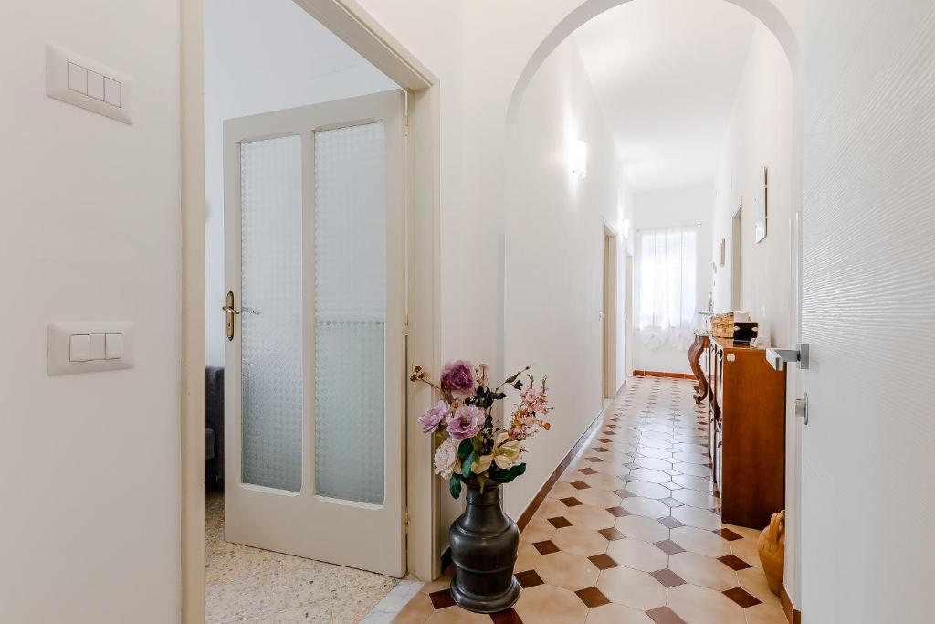 un corridoio con un vaso di fiori sul pavimento di A casa di Pissi - apartment a Ravello