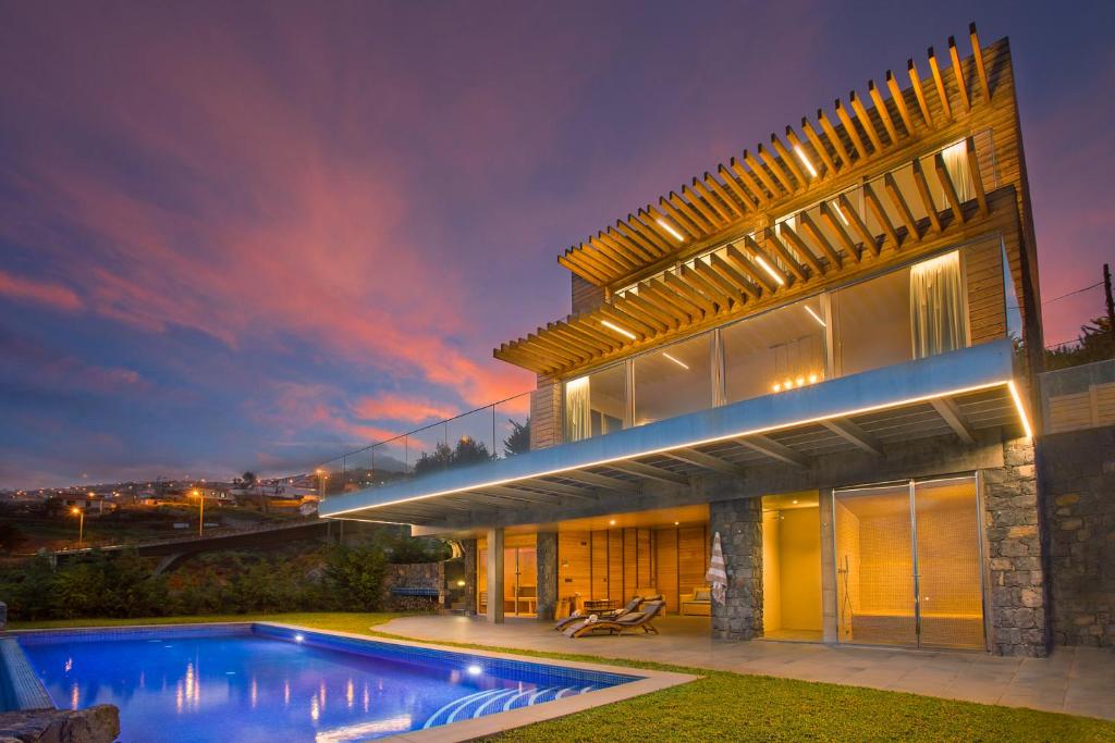 ein Haus mit Pool davor in der Unterkunft Prestige Sea View Villa in Gaula