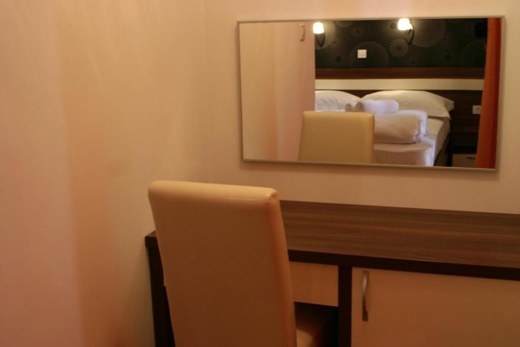 Golden Lakes Rooms - 5