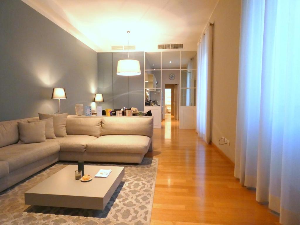 sala de estar con sofá y mesa en Heart Milan Apartments Duomo Castello, en Milán