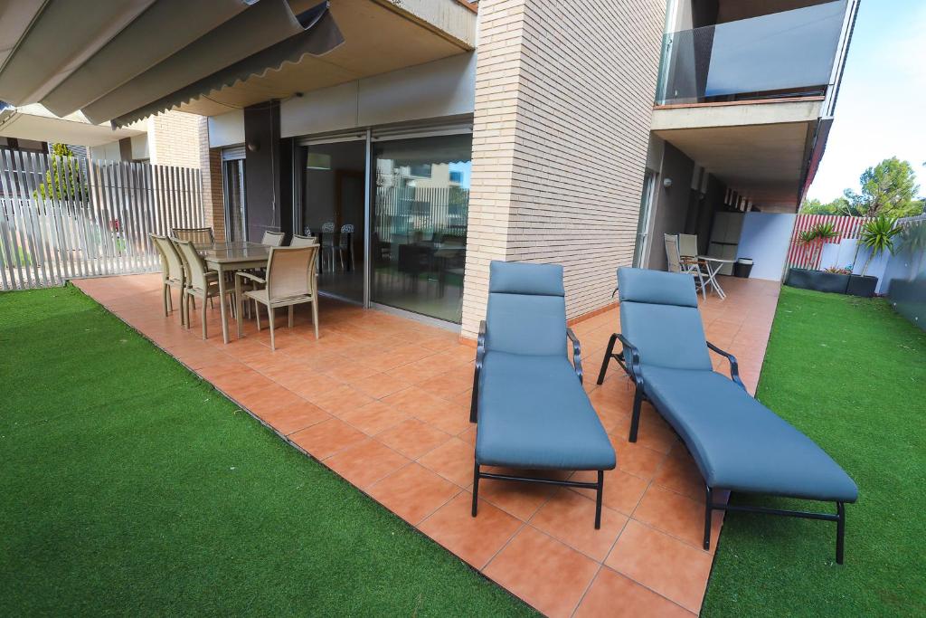 A balcony or terrace at DIFFERENTFLATS Paradise Village Families