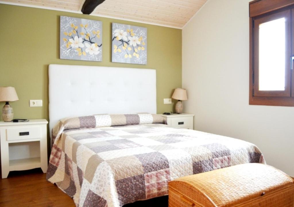 Touro的住宿－Fogar de Insua，一间卧室设有床、两张桌子和一扇窗户