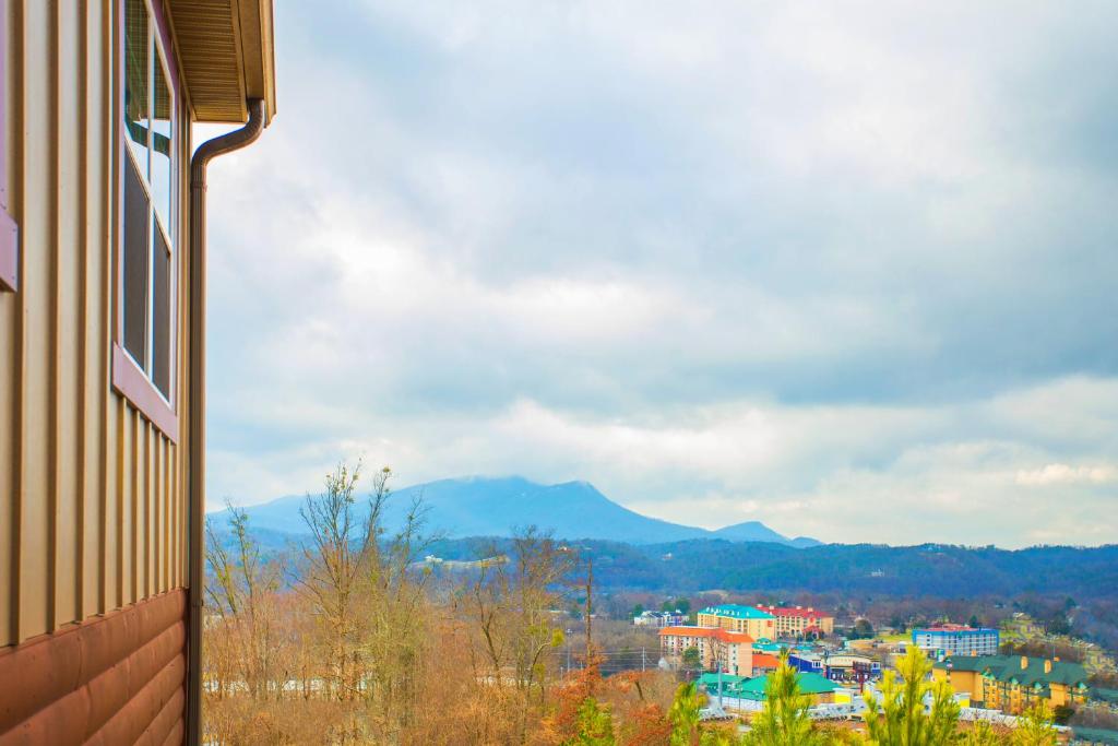 uma vista para uma cidade a partir de uma janela de um edifício em The Lodges of the Great Smoky Mountains by Capital Vacations em Pigeon Forge
