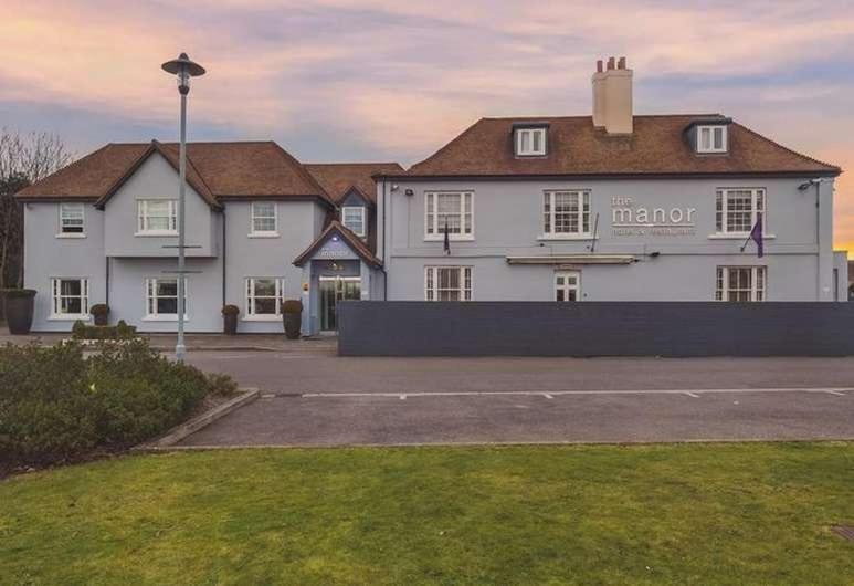 un gran edificio blanco con un cartel. en Berwick Manor Hotel, en Rainham