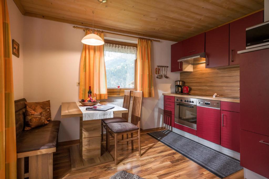 Kuchyň nebo kuchyňský kout v ubytování Appartements Enzian