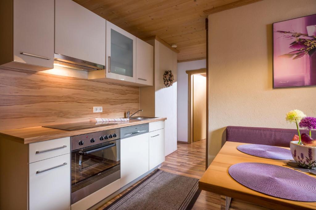Kuchyň nebo kuchyňský kout v ubytování Appartements Enzian