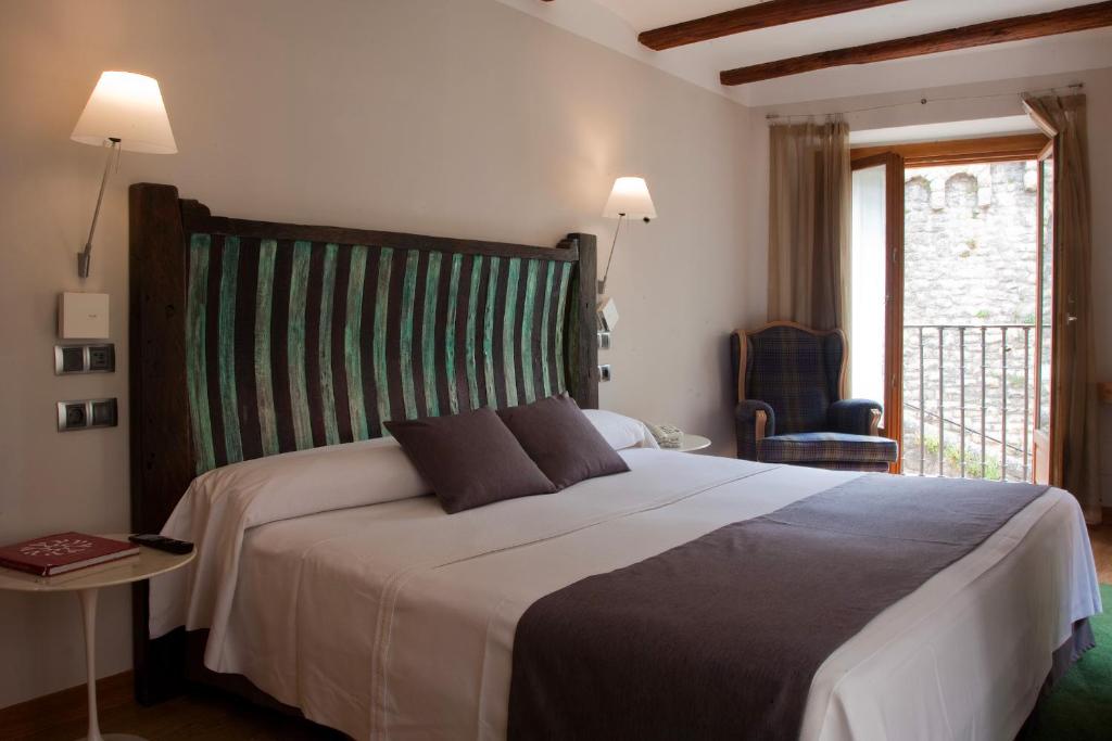 a bedroom with a large bed and a window at Hospederia Chapitel in Estella